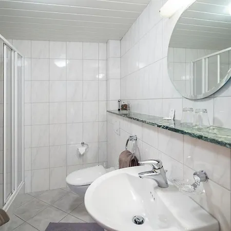 Zum Lindenbaum מלון