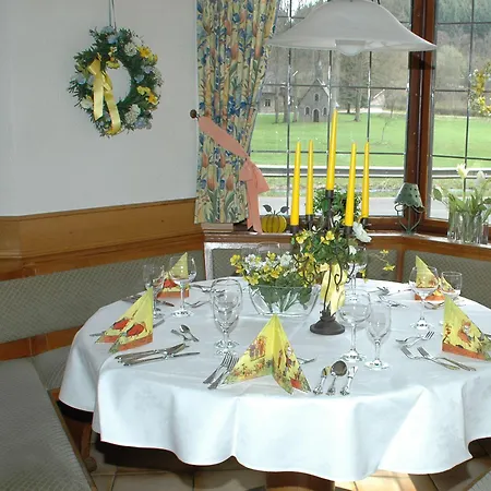 Zum Lindenbaum מלון 3*