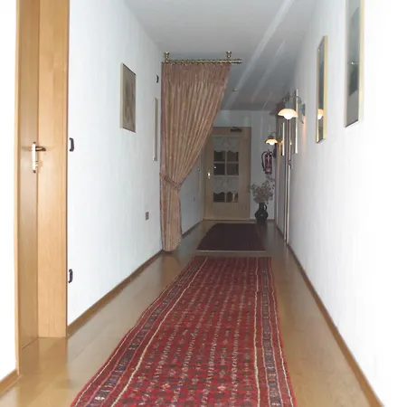 Zum Lindenbaum מלון 3*